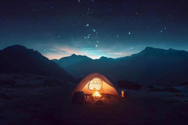 空に星座がある美しい夜に、キャンプファイヤーのあるテント01｜風景の壁紙/画像素材