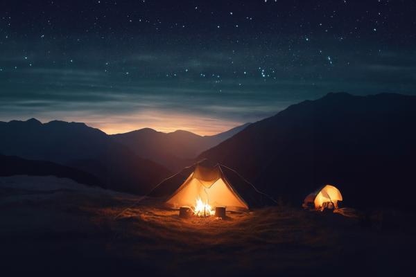 空に星座がある美しい夜に、キャンプファイヤーのあるテント02｜風景の壁紙/画像素材
