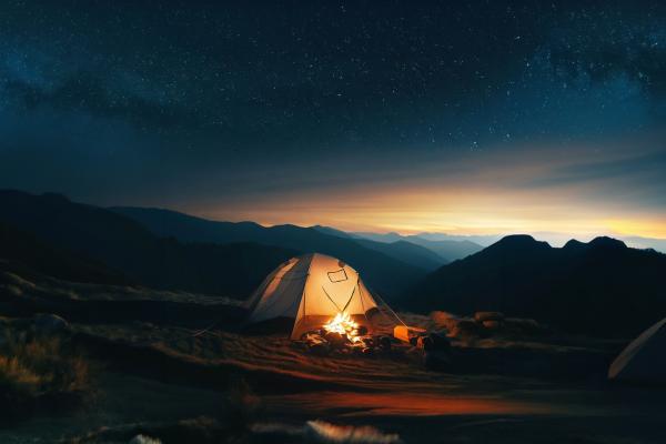空に星座がある美しい夜に、キャンプファイヤーのあるテント04｜風景の壁紙/画像素材