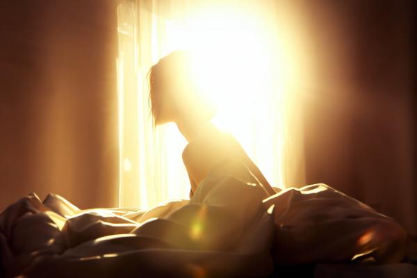 朝日が当たる明るいベッド女性の後ろ姿のシルエット01｜の壁紙/画像素材