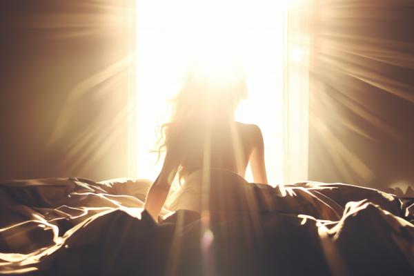 朝日が当たる明るいベッド女性の後ろ姿のシルエット02｜の壁紙/画像素材