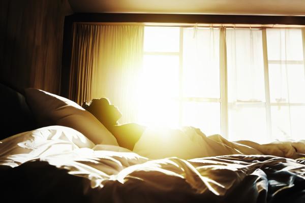 無料朝日が当たる明るいベッド女性の後ろ姿のシルエット03の壁紙