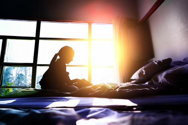 朝日が当たる明るいベッド女性の後ろ姿のシルエット04｜の壁紙/画像素材