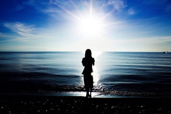 朝日が当たる明るい海　女性の後ろ姿のシルエット　04｜女性の壁紙/画像素材