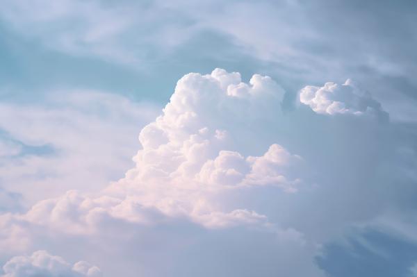 淡い色の積乱雲01｜雲の壁紙/画像素材